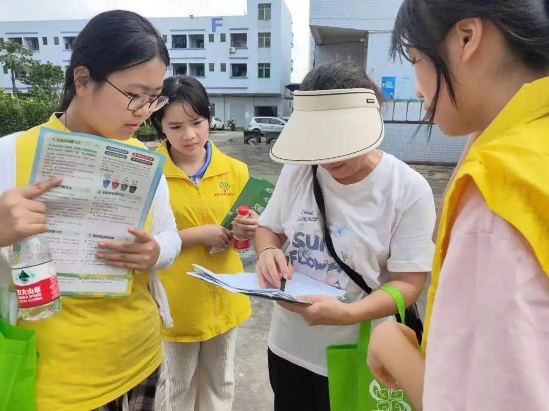 助力"百千万工程"香市中学家长志愿服务队携手"小太阳