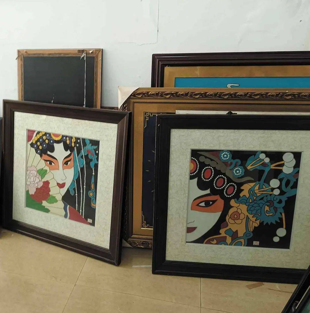 拼布绣挂画2010年,何娟成立大布江拼布绣有限公司,通过挖掘,收集和