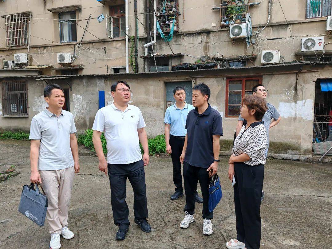 区委主要负责同志检查危房治理情况
