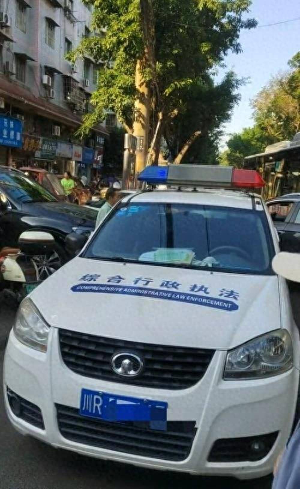 一辆综合行政执法车辆靠近马路中间停车引吐槽