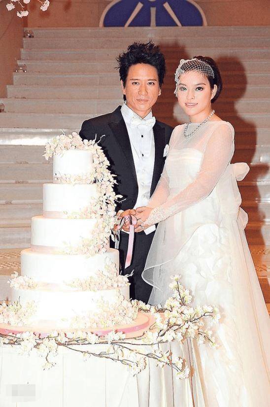性格我行我素,与富老公相守24年丁克只养狗