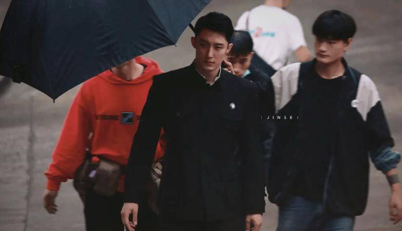 暑期档是个好档期,各大剧作也先后定档,《孤战迷城》定档暑期,显然是