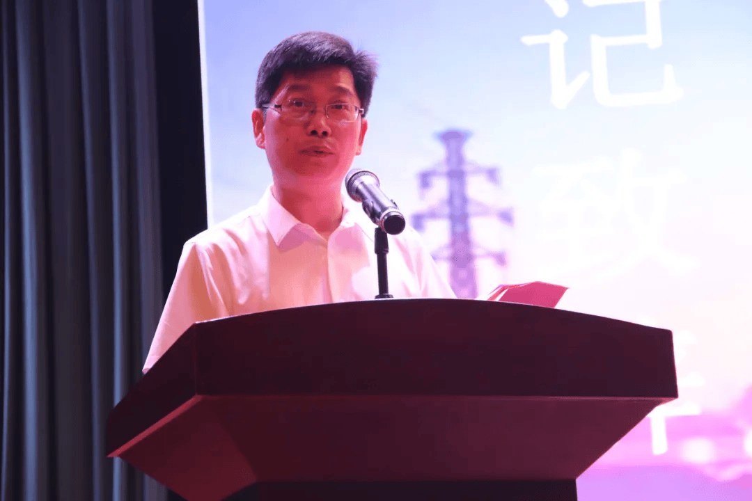 png"> /p>  p>天台中学姜忠勤书记对毕业的孩子们讲述了殷切期