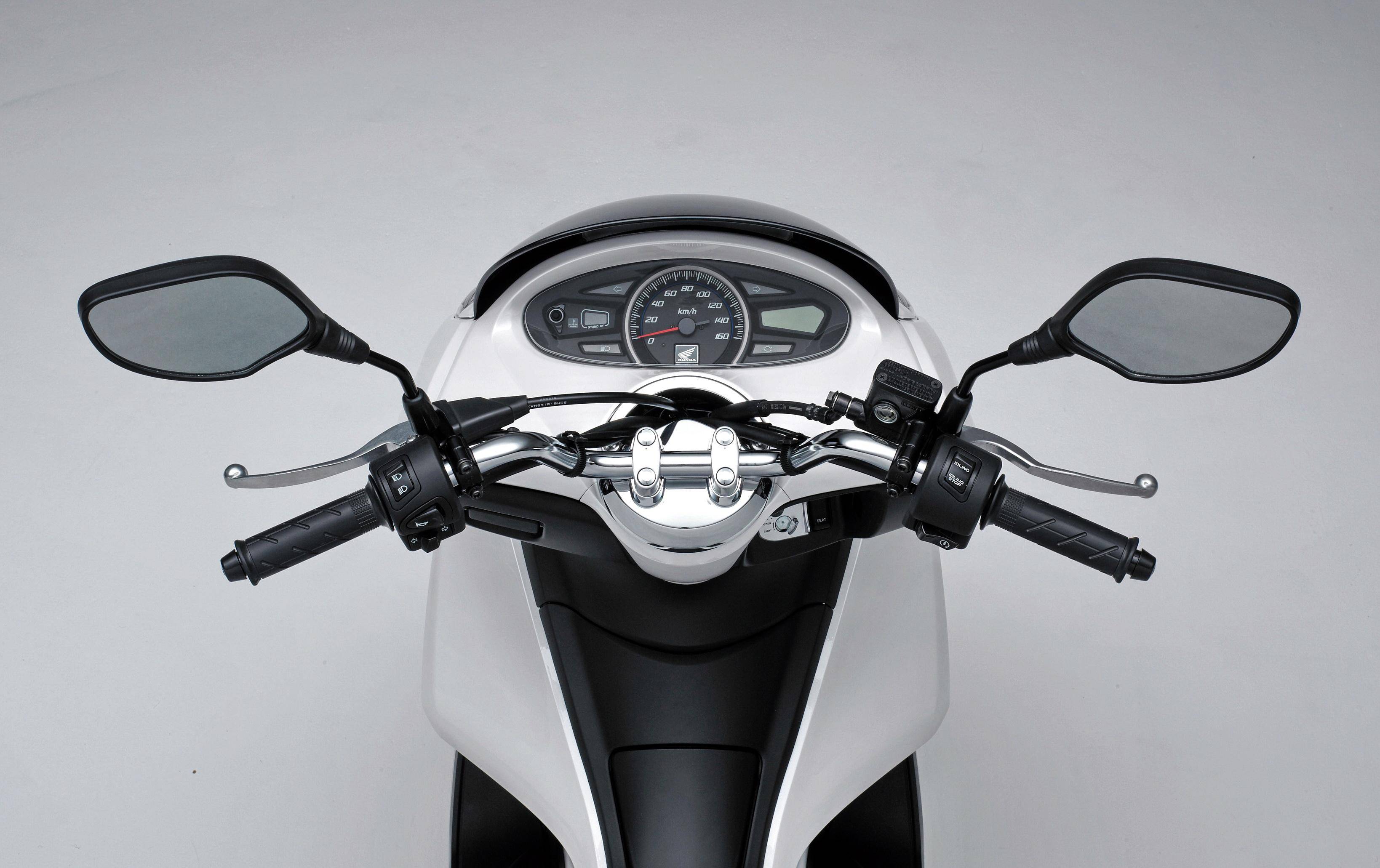 下图:2014 第二代 pcx150.下图:2018 第三代 pcx150.