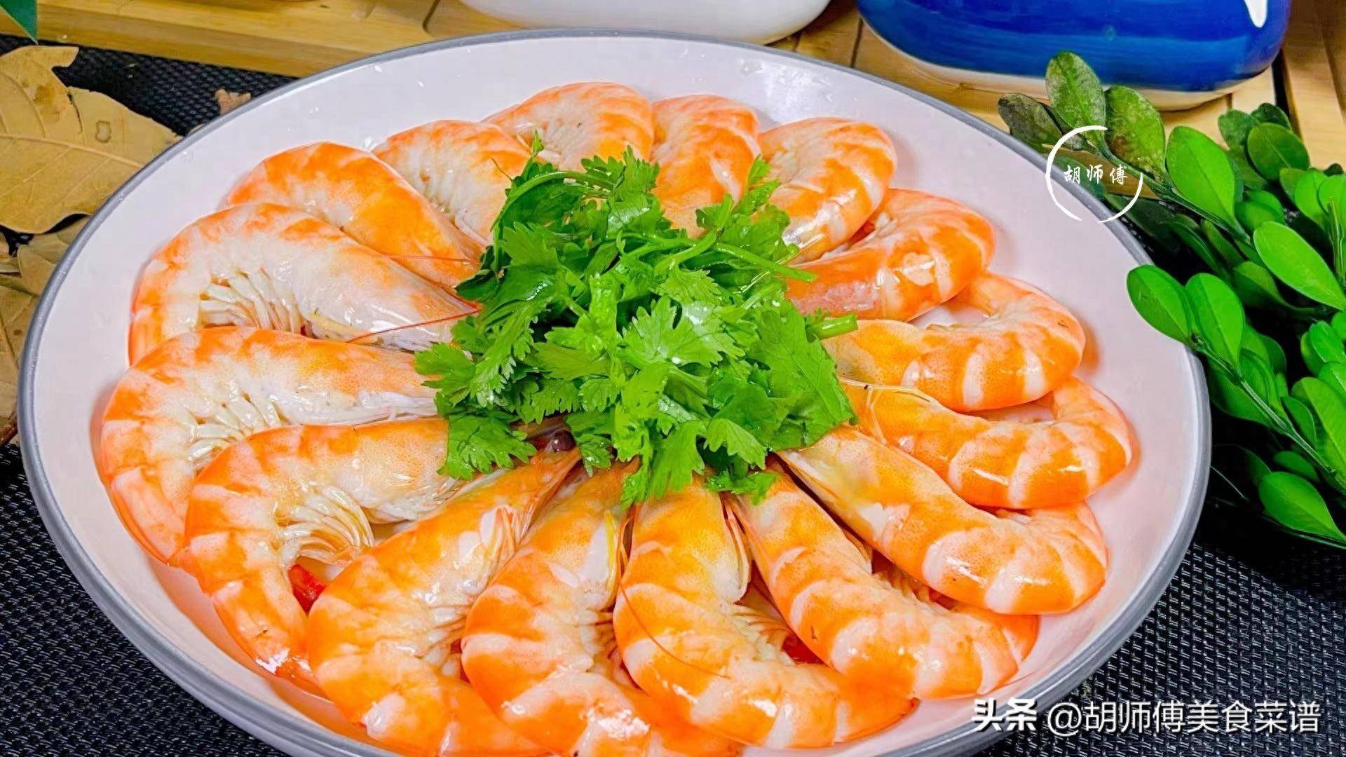 白灼虾,用水煮就废了!学会渔民这一招,不用一滴水,不腥又不柴_虾肉_大虾_香葱