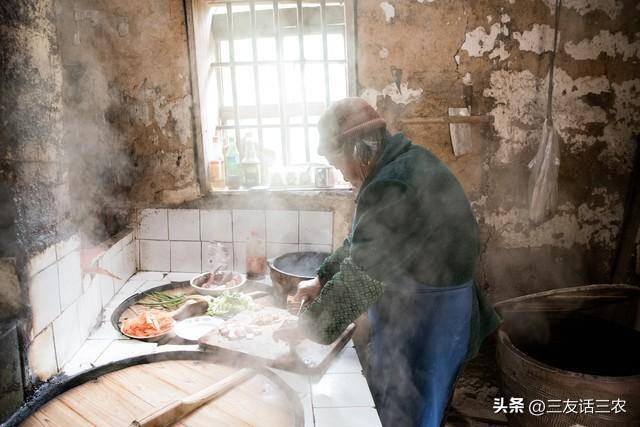 厨房里的时光印记，梦回老宅，奶奶遗像的温暖回响