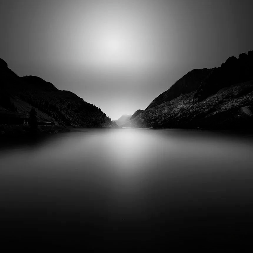 三个摄影师的极简 黑白摄影,你更爱哪一个?