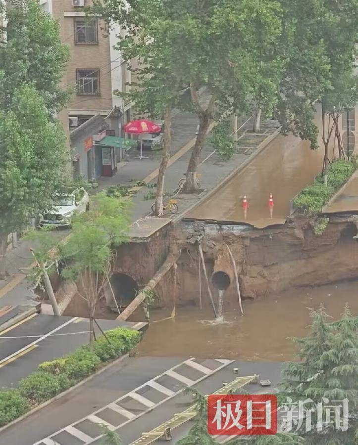 西安在建地铁突发涌水涌砂:路面塌陷一侧居民已疏散,附近居民被要求撤离_施工_管制_路段