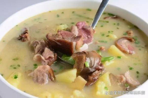 冬日里,一锅热腾腾的腊猪蹄炖菜总是能带给人们无尽的温暖和满足