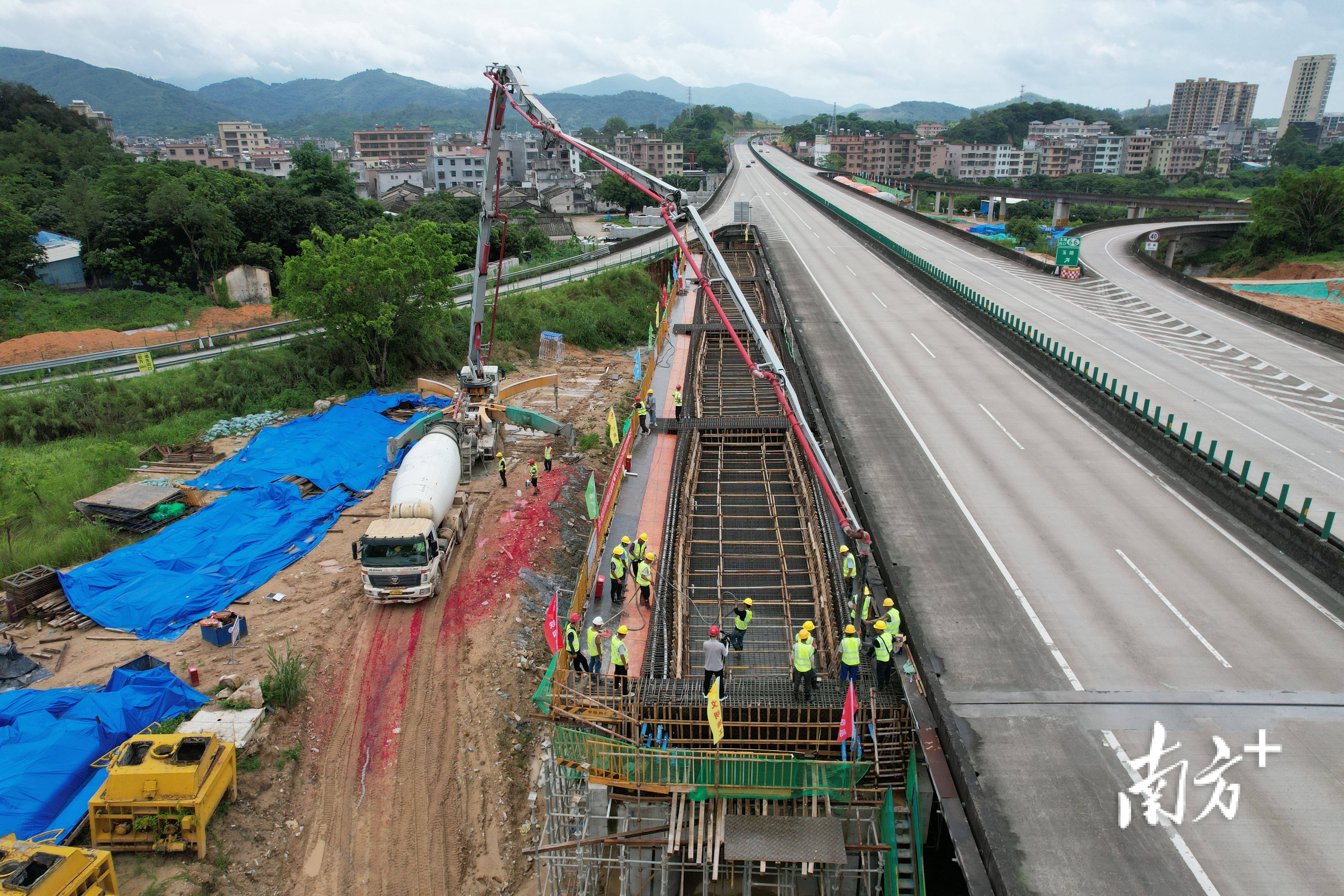汕梅高速改扩建项目玉湖互通潭岭跨线桥现浇连续箱梁成功浇筑