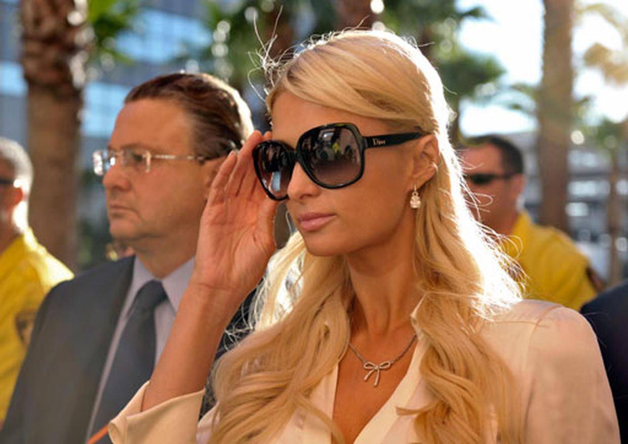 希尔顿出席儿童福利听证会,分享受虐待经历