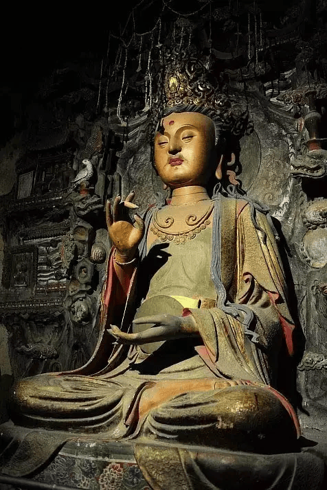 文殊菩萨后殿左右两山墙壁之上,分别塑有密宗两大本尊"孔雀明王"和"