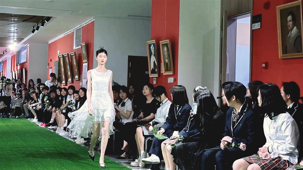康礼高级中学举办了一场精彩纷呈的t台模特时装秀,该t台秀包涵礼服秀