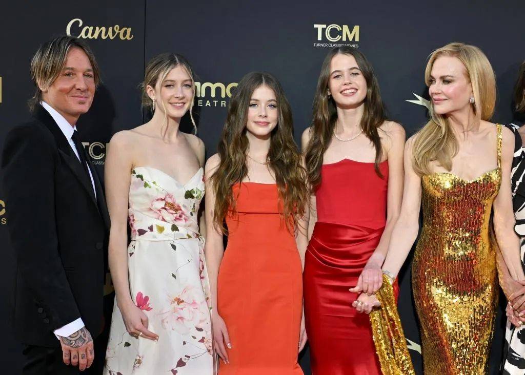 她身穿一条碎花抹胸裙,妹妹则是一条珊瑚色长裙,一个温柔,一个甜美.