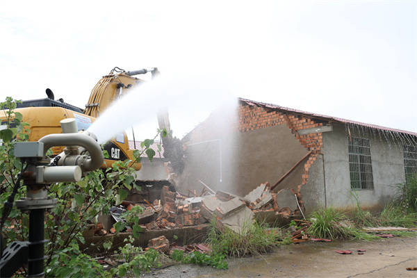 永州冷水滩:邵永铁路永州站改扩建段首栋拆迁房屋开拆