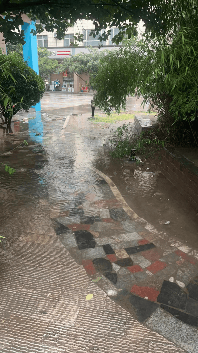 户县大雨图片