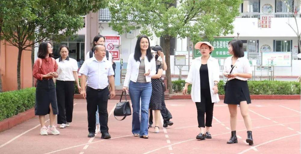 据介绍, 2024年以来,海珠区共选派2个帮扶团队6名教师在贵定中学,树人
