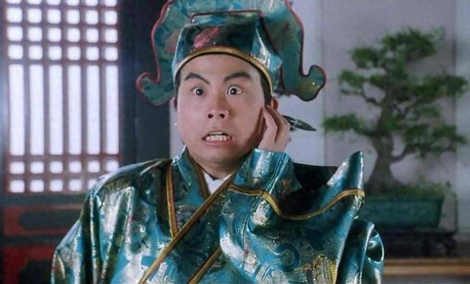 比如在《唐伯虎点秋香》中,黄一山饰演了华府的傻少爷华文,强烈反差的