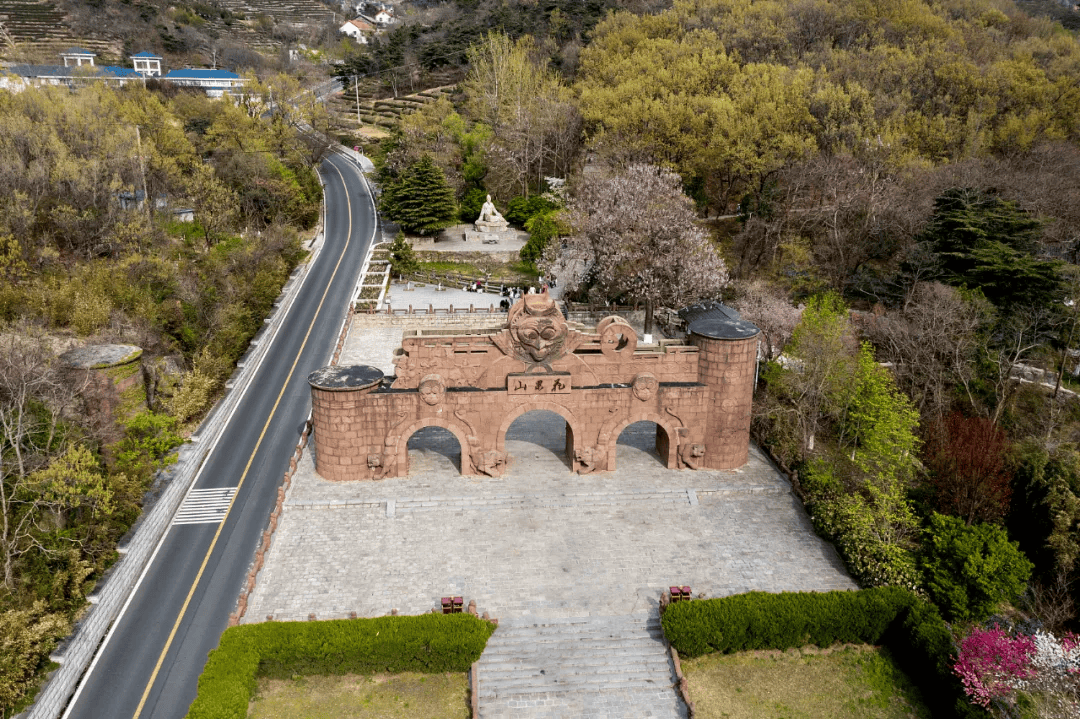 花果山景区位于江苏省连云港市境南云台山中麓,唐宋时称苍梧山,亦称