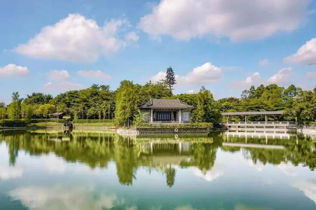 广州莲花山旅游区位于番禺区石楼镇,古称石砺山,狮石山,位于广州市东