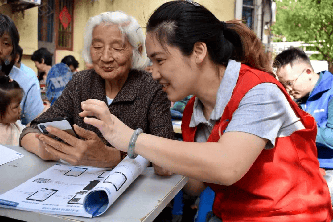 中国新闻周刊:新澳门管家婆免费大全-城市：用汗水守护城市“颜值”，直击高温下“城管蓝”的一天  第3张