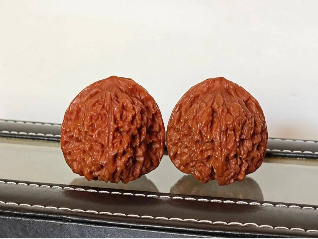 文玩核桃老品种太靓:盘玩8个月的白狮子和盘玩14个月的南将石,真好看!