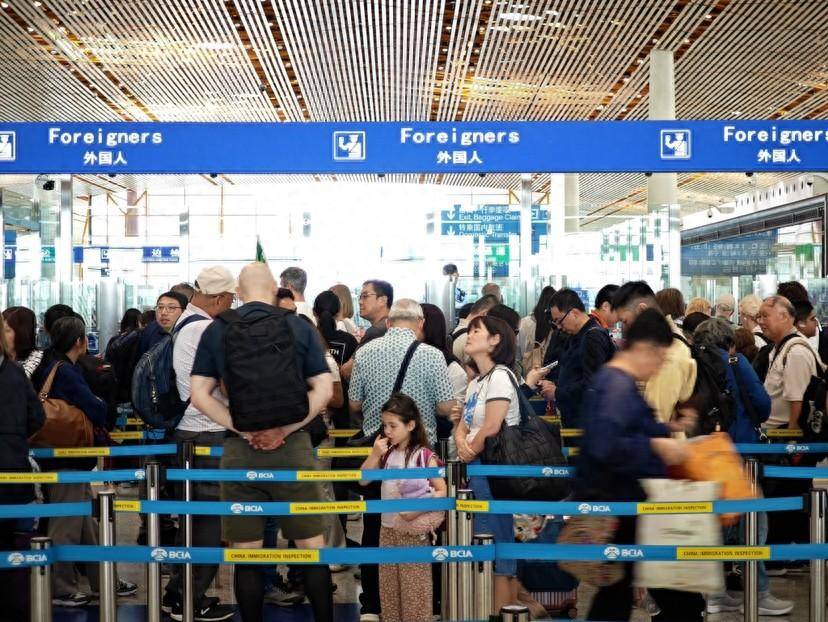   北京口岸入境免签外国游客上半年增长10倍以上。