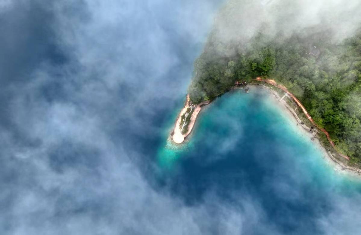 甘肃省陇南市文县:烟雨天池美如画