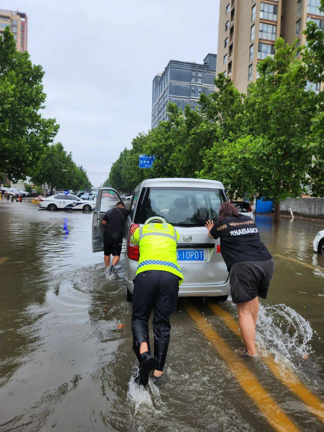 交警雨中执勤图片