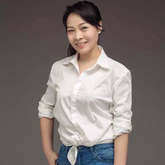 尚辉:李金朵的《静语》追求一种清淡朦胧的画面,将工笔淡彩反复晕染