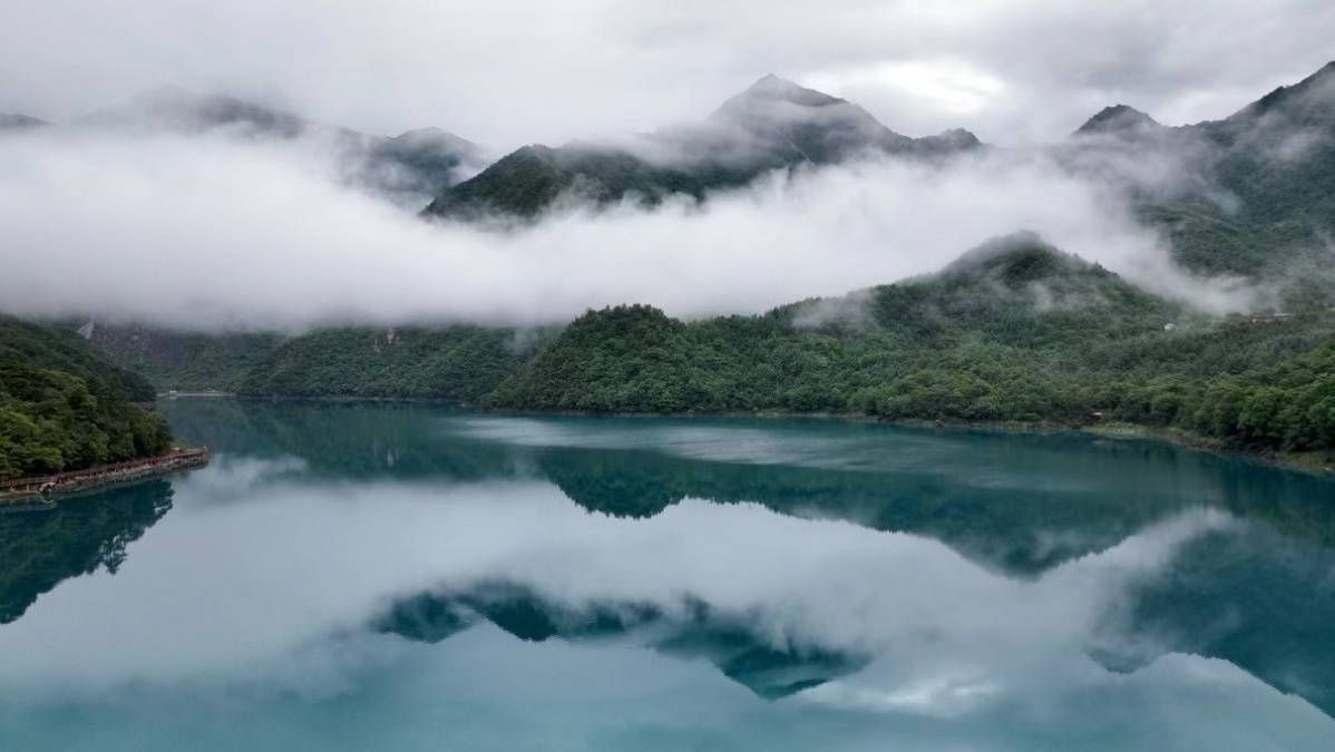 甘肃省陇南市文县:烟雨天池美如画