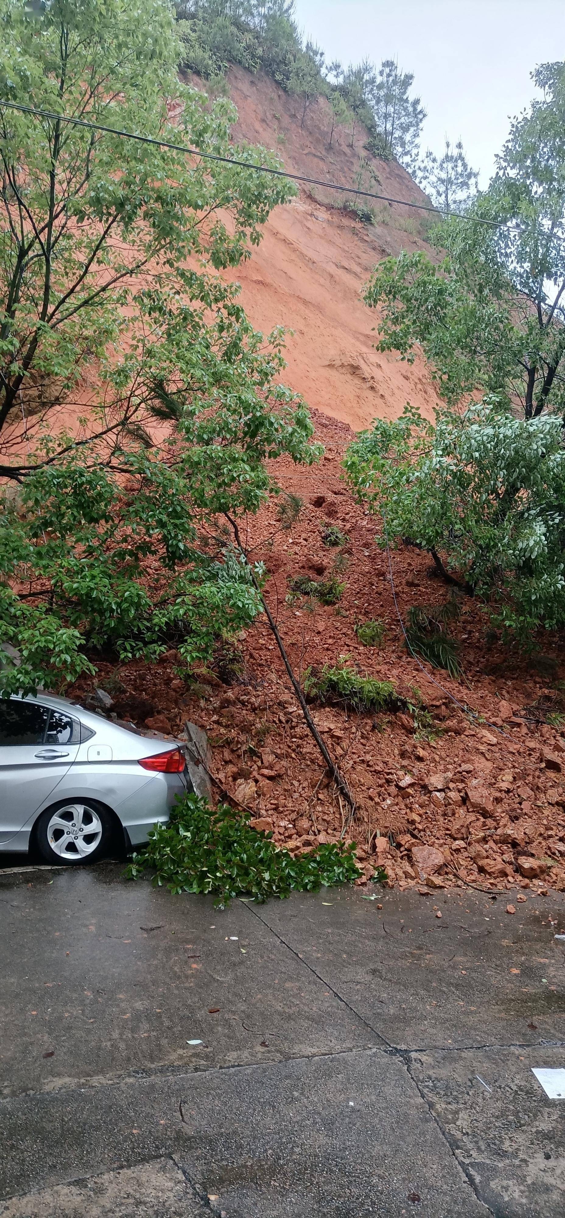 上犹发生山体滑坡,造成一小区围墙倒塌