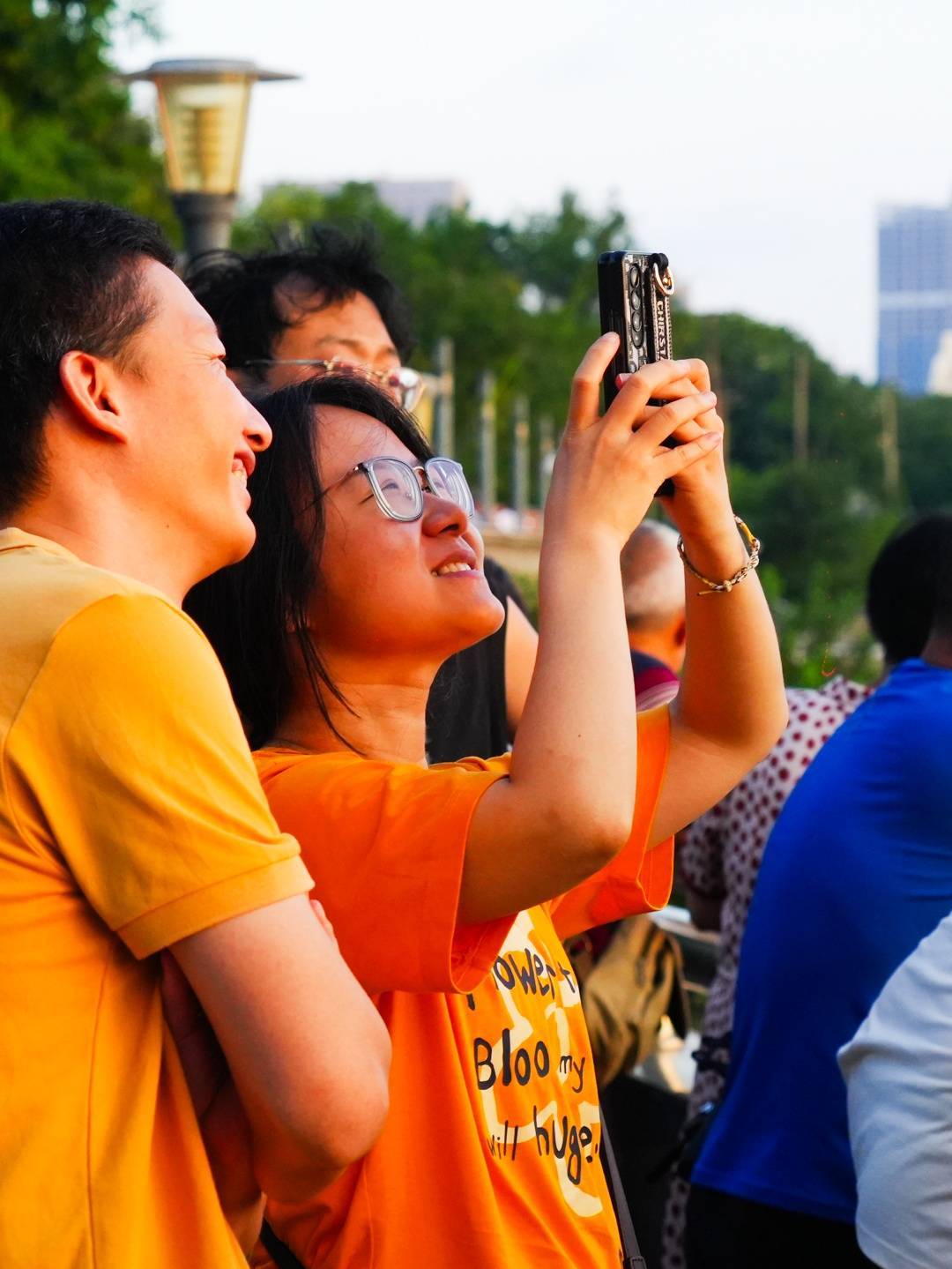 江水闪烁着金光,天边已烧起漫天云霞,来到武昌