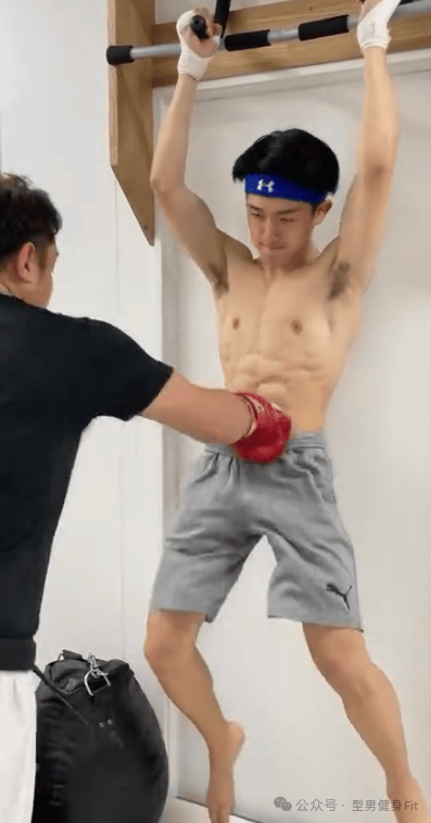 16岁的小哥被击打腹肌，抗击打训练