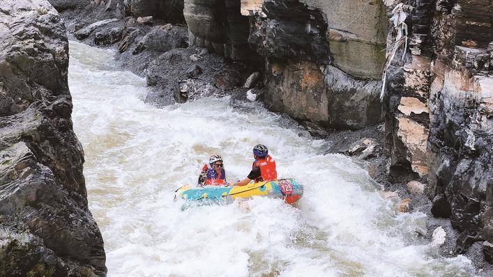 随激流穿溶洞 朝天吼漂流解锁"洞漂"场景