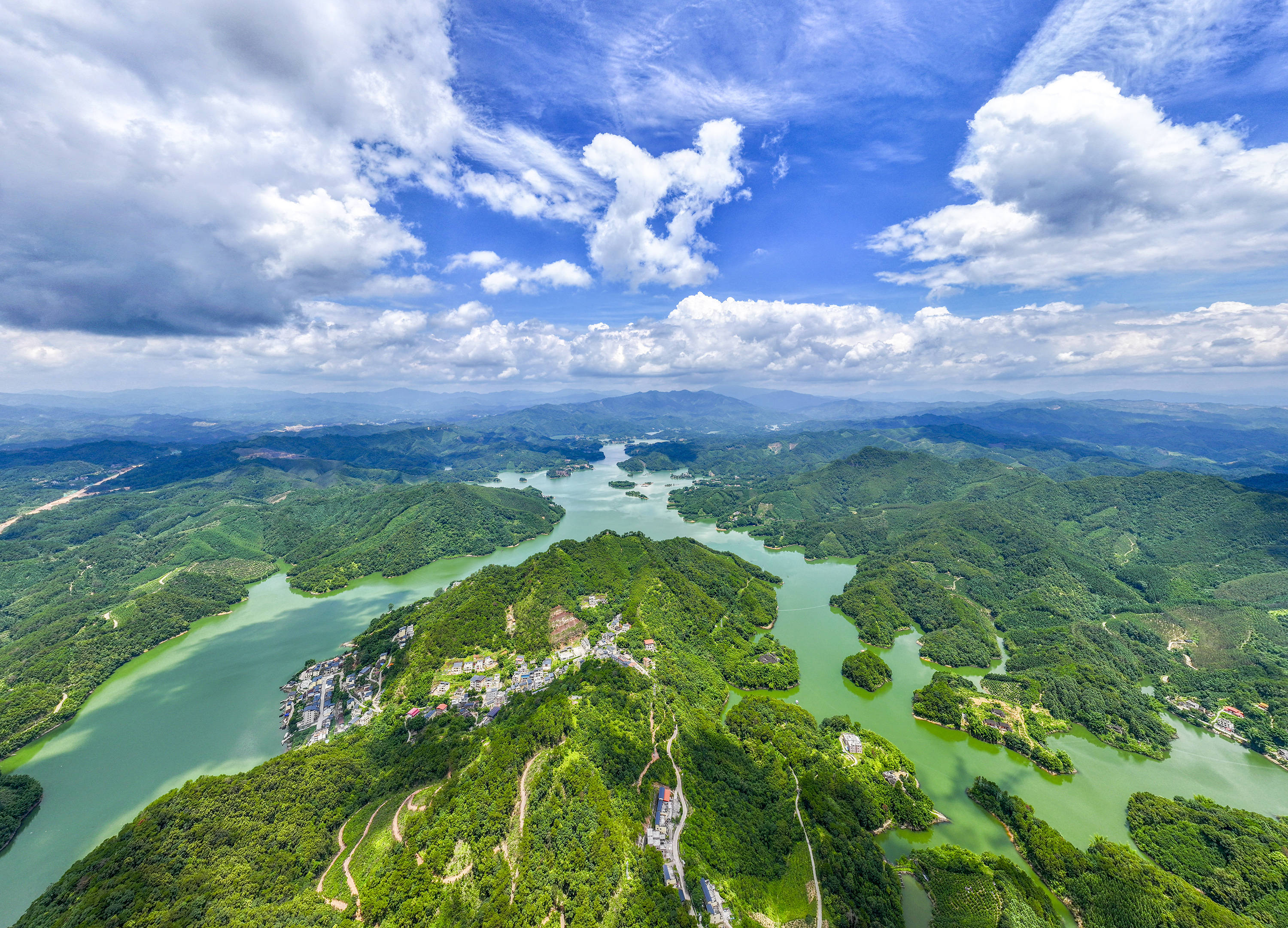 广西苍梧:绿水青山美如画