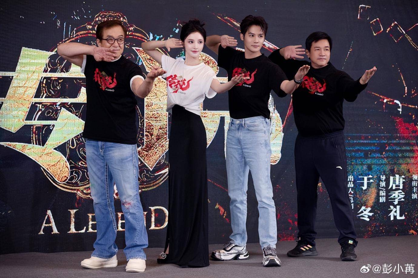 《传说》提档710上映,彭小苒晒和成龙多年前合照感慨:梦想还是要有的