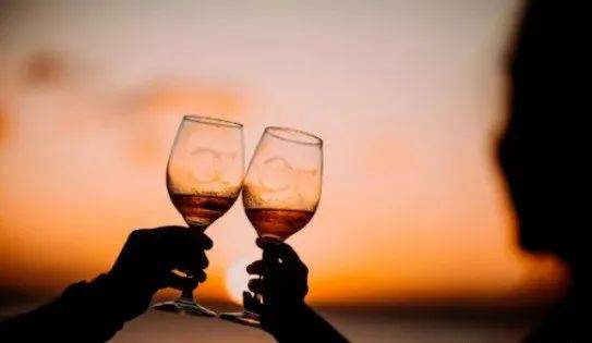 轮到你敬酒时,别干站着当“哑巴”,牢记这4句敬酒词,万能好用!_合作_贵人_支持
