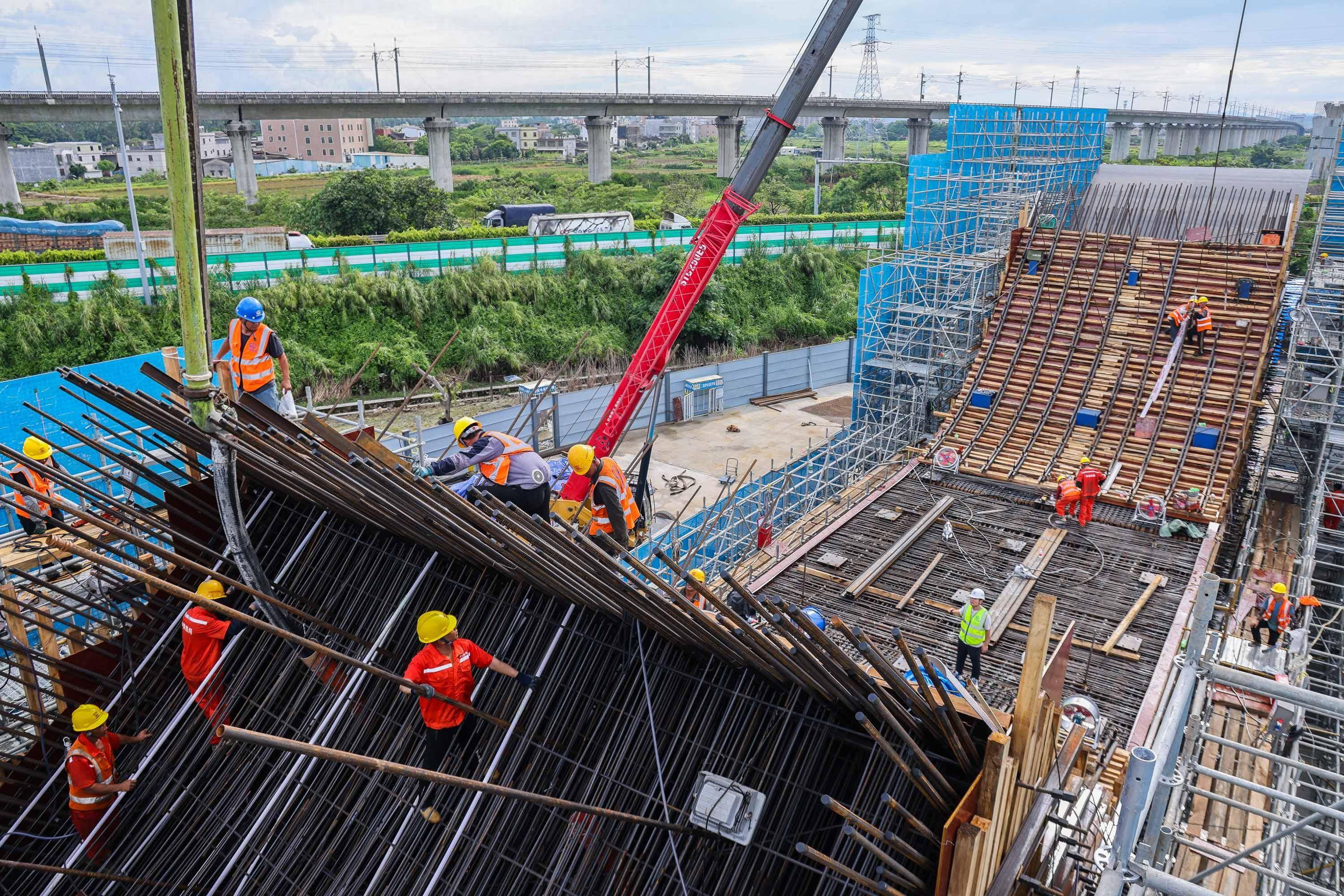广东:粤东城际铁路v撑连续梁浇筑
