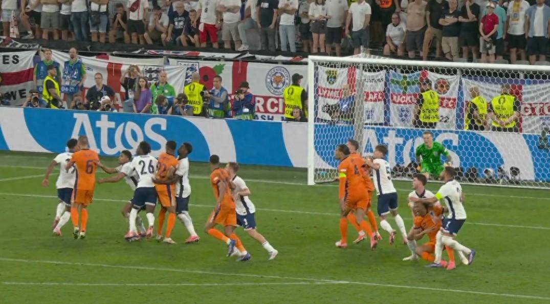 斯通斯头球解围出底线,裁判判定荷兰先犯规,范迪克抱怨染黄