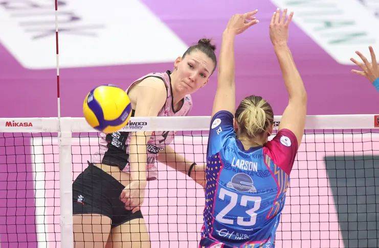 生涯不仅展示了个人的卓越才能,也体现了对排球运动深深的热爱和承诺