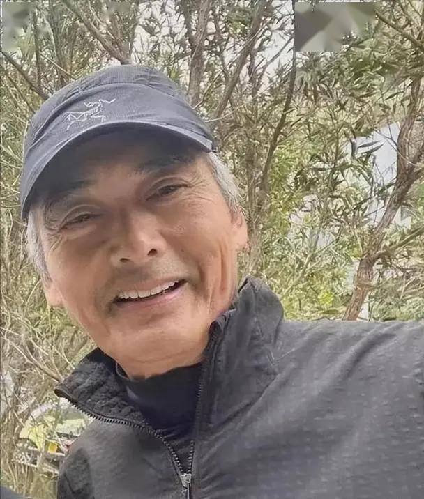 每当将两人的现状放在一起都感觉非常难以相信,就在以为万梓良再次接