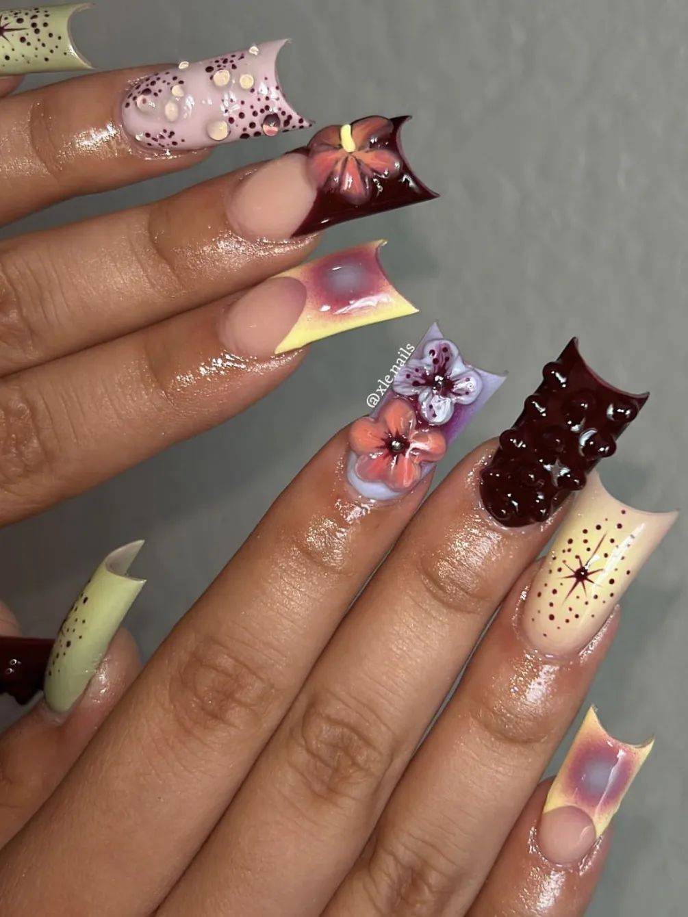 独特的甲型设计,犹如来自异域的奇异符号,与夸张大胆的拼色艺术交相