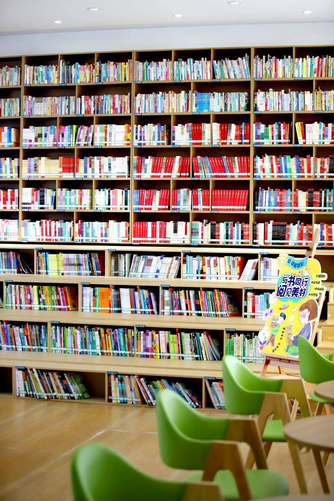 总量达38000余册,其中绘本册数接近6000册,绘本区可容纳60名学生阅读