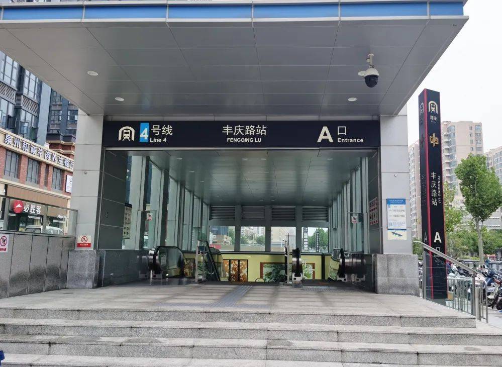 c出入口位于荆州路与向荣路交叉口西北角.