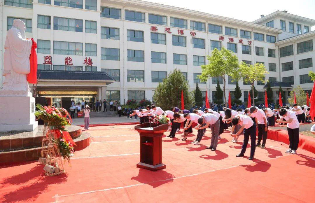 庄浪四中举行(南开大学师生捐赠)孔子圣像落成典礼暨图书捐赠仪式