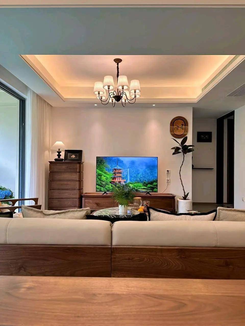 不仅仅是客厅的沙发采用了胡桃木色,其它的家具也同样采用了胡桃木色