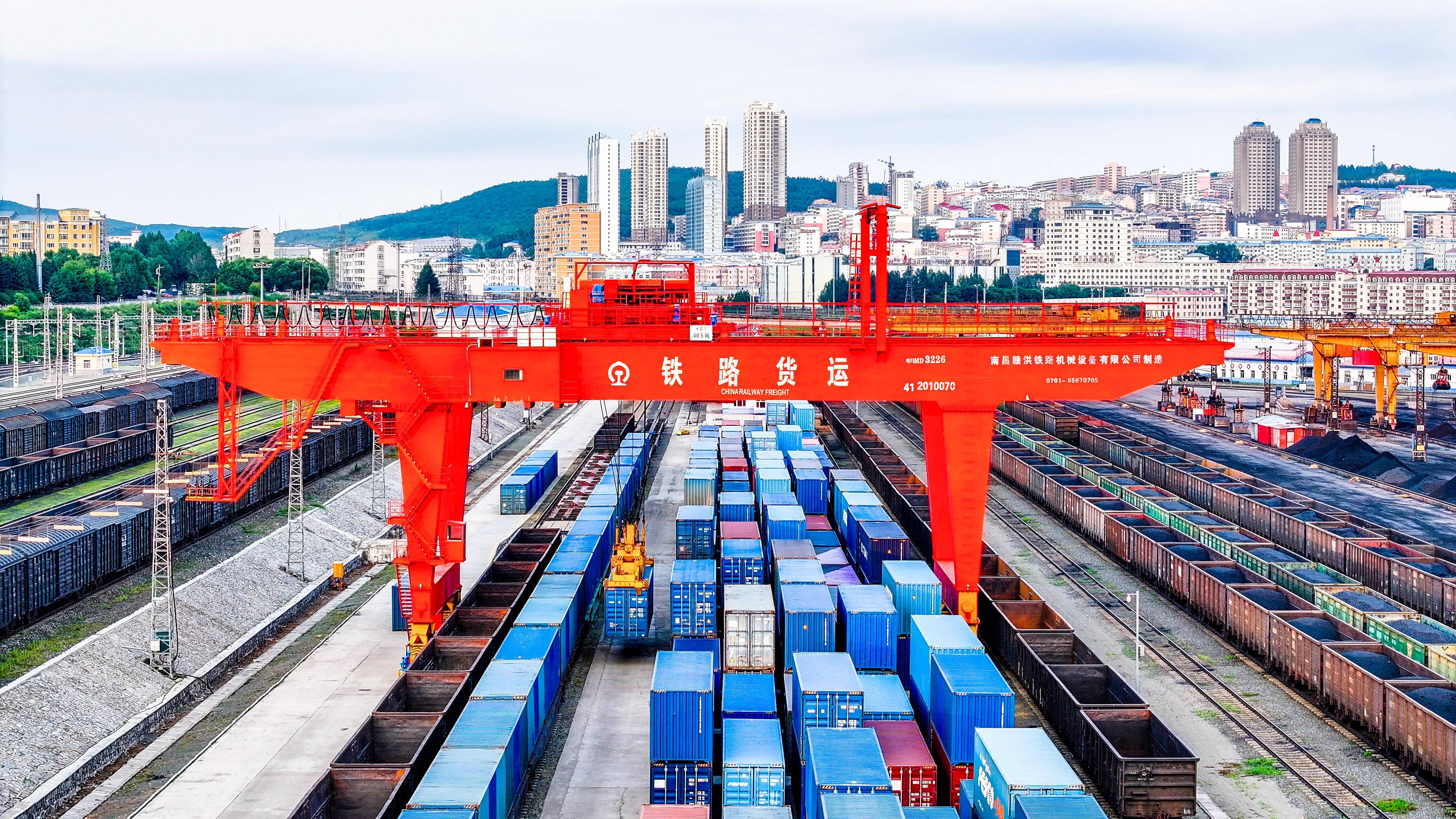 3月27日,在中国铁路哈尔滨局集团有限公司同江北站,中欧班列换装完毕