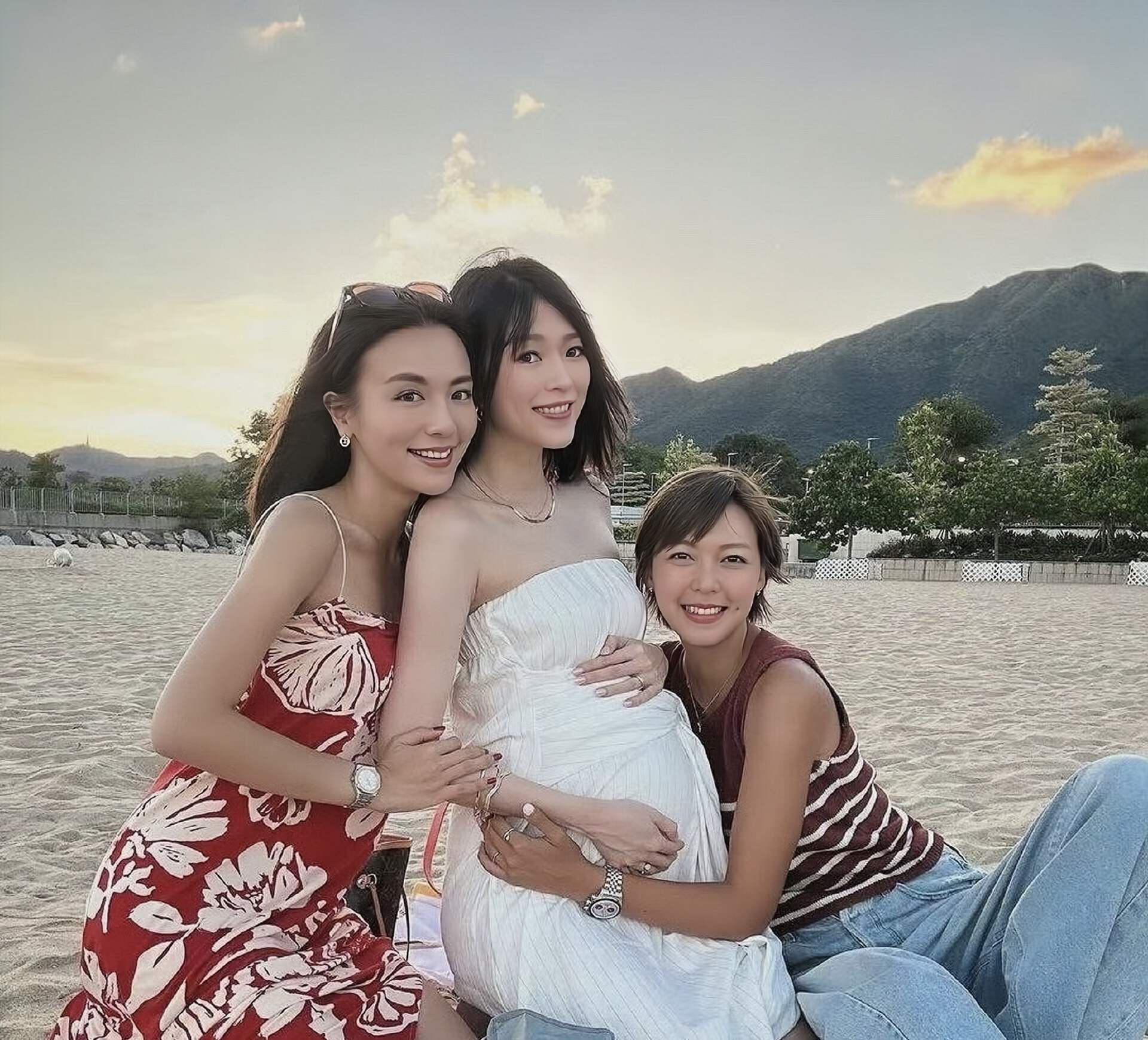 香港人气女星连诗雅临盆在即,晒最新孕肚照,网友:颜霸夫妻