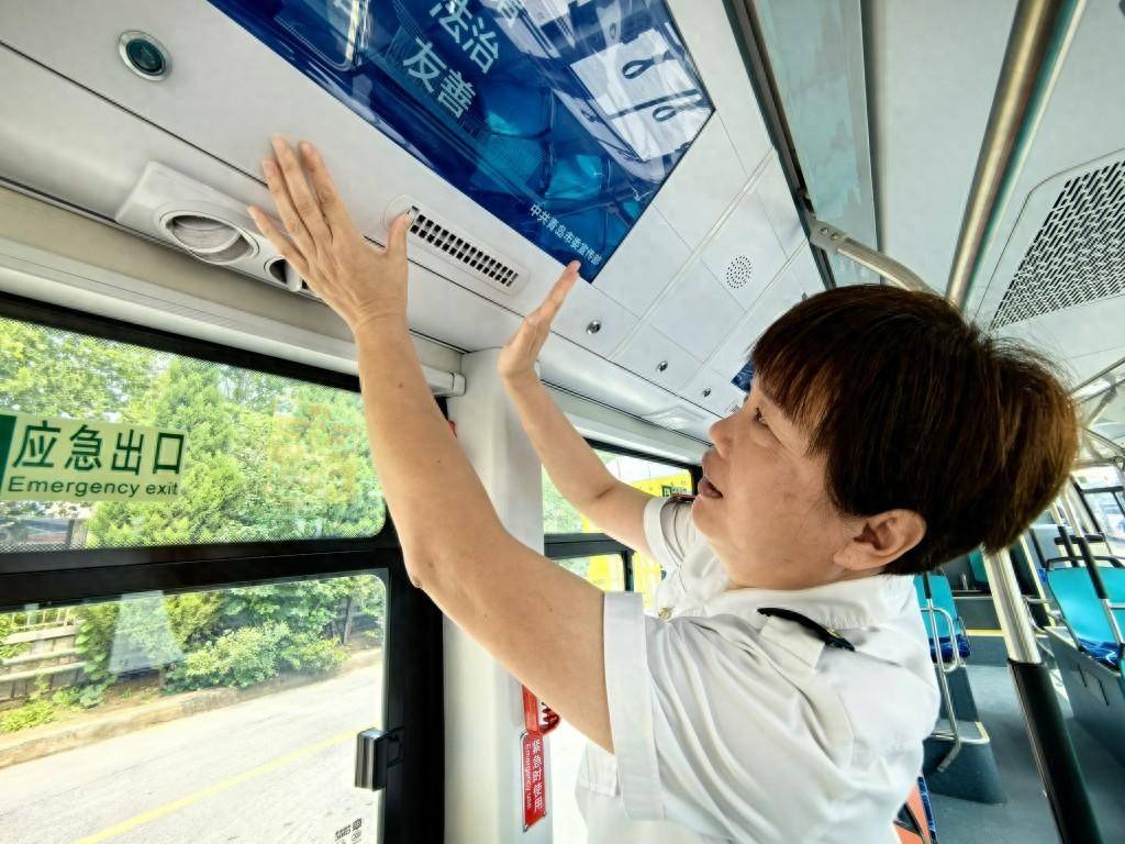 空调公交车内温度"冷热不均",公交司机支招选座技巧